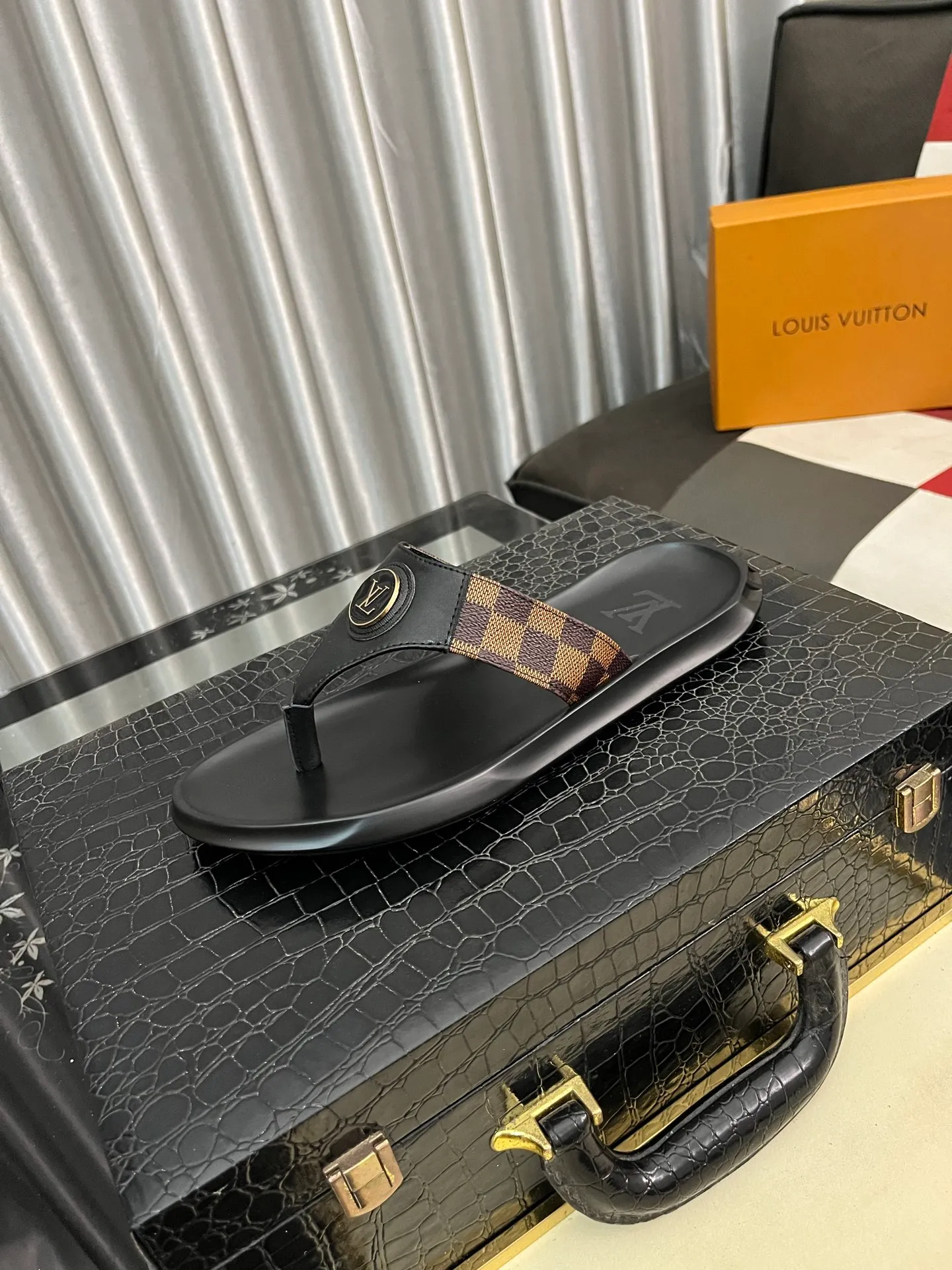 Men's shoes 💰260⌚️⌚️lv-Louis Vuitton) new men's sandals, high-end boutique, exquisite embossed logo decoration on the upper, fine workmanship, super soft soles, casual, loose and comfortable, a must-have in summer! \nsize: 38-443️⃣Colors available